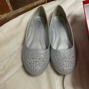 Size 11 Wide silver flats